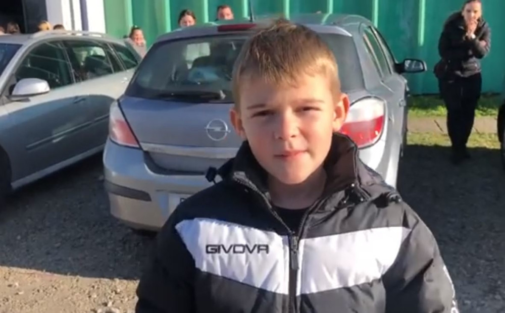 Steže se srce od prizora! Dečak mesecima nije video oca koji radi u Nemačkoj, a onda se on samo pojavio (VIDEO)