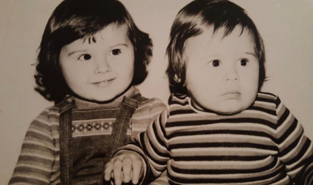 Isplivala fotka iz detinjstva jedne od naših najpoznatijih pevačica! Prepoznajete li je?