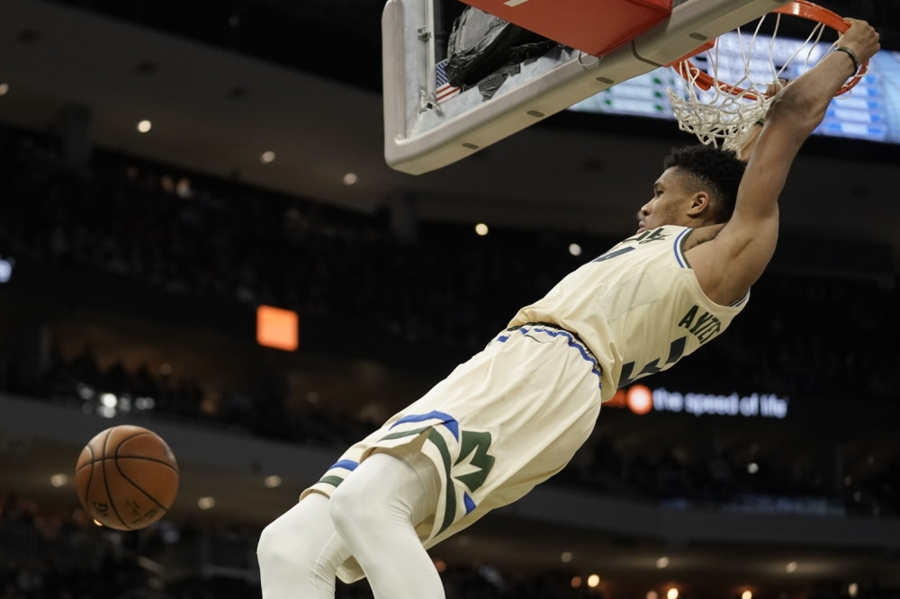 Dalas i bez Dončića dominira, prekinuo seriju Milvokija od 18 pobeda! Boban i Gudurić bez trenutka na terenu (VIDEO)