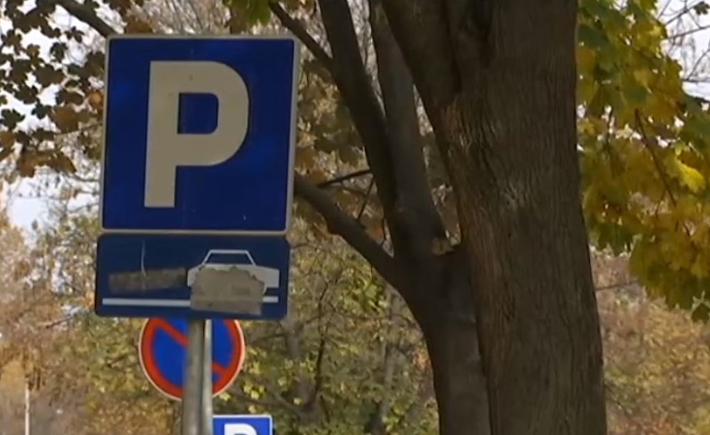Čija su parking mesta ispred zgrada?