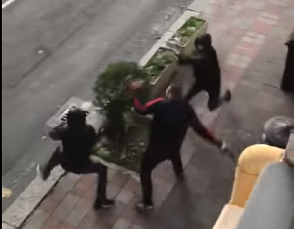 Dostavljen video snimak, jasno se vide zverski udarci! Prolivena krv na prometnoj ulici (VIDEO)