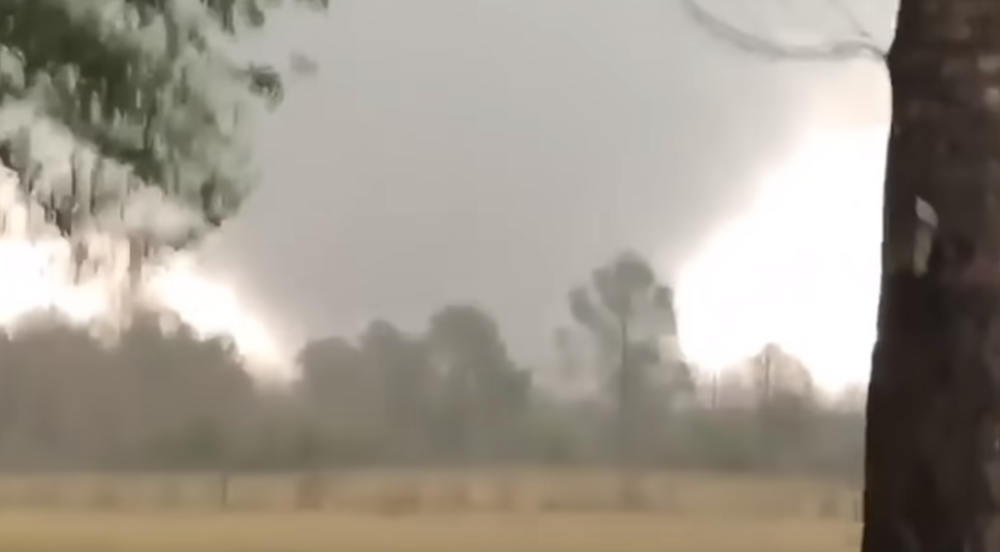 Džinovska pijavica divljala, kidala krovove i drveće, ima mrtvih! (VIDEO)