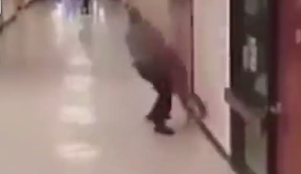 Na snimku se vidi kako zamenik direktora brutalno baca učenika na pod! (VIDEO)