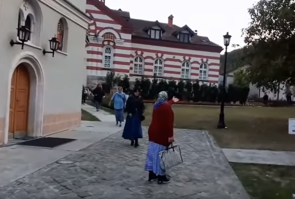 Narod stao da odbrani svetinju i mati Evgeniju. Drama ispred ulaza