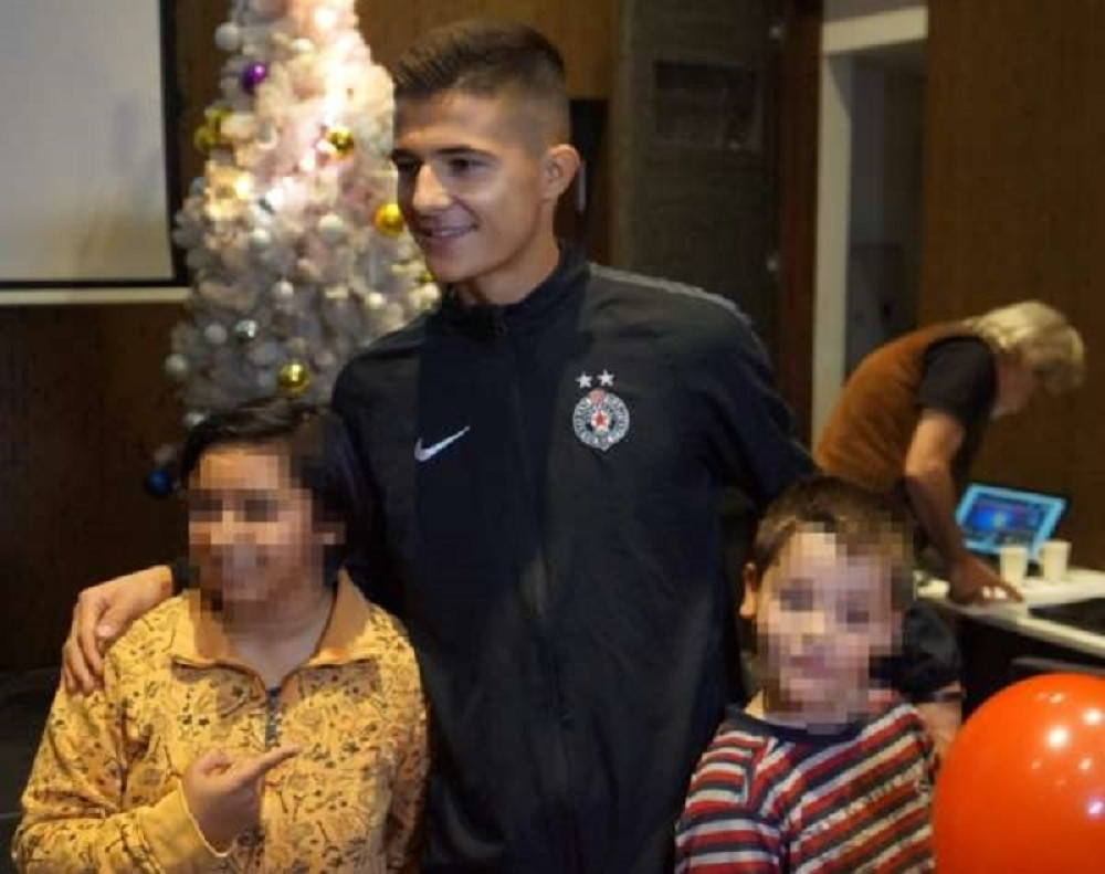 Mladi fudbaler Partizana Slobodan Stanojlović usrećio mališane (VIDEO)