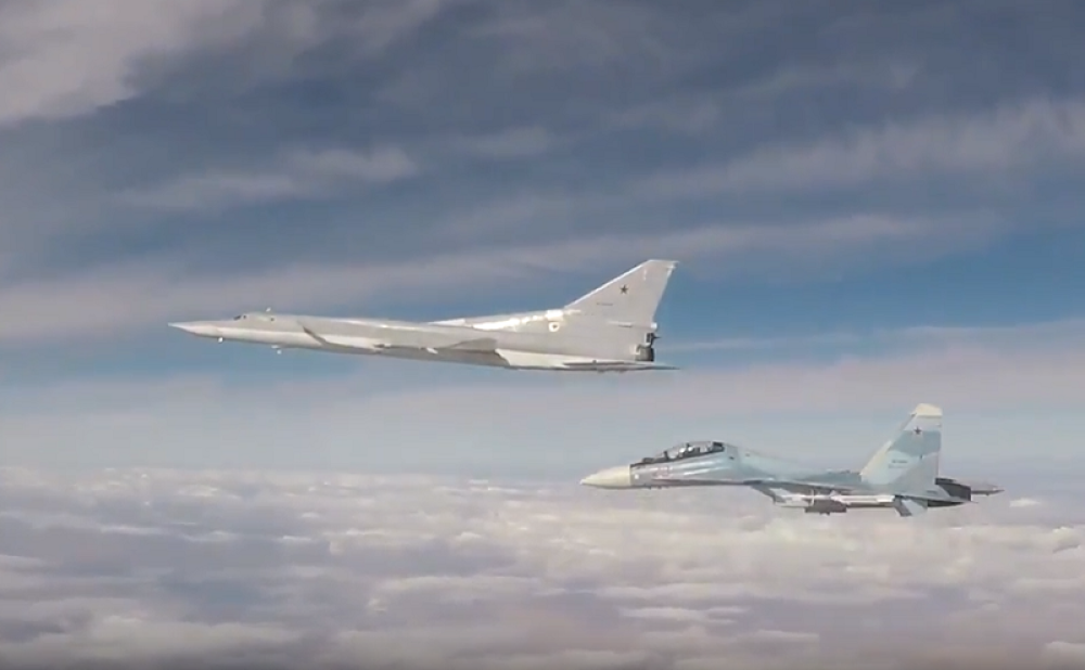 Tu-22 protutnjao iznad naselja, ljudi gledali ogromnu priliku kako im juri u susret strahovitom brzinom (VIDEO)