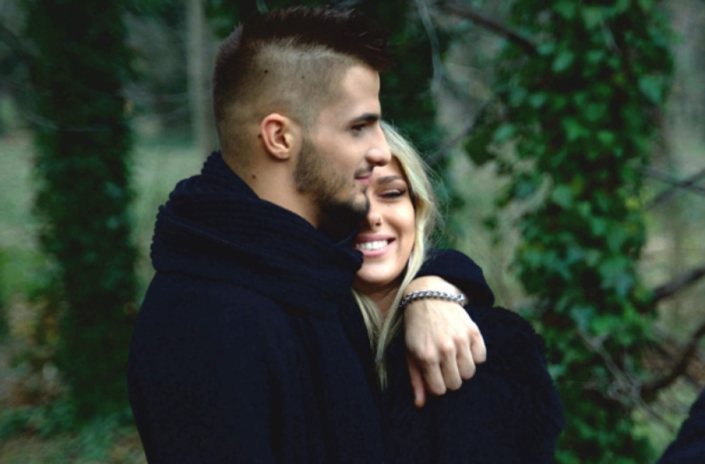 Pevač poznatog benda ostao bez devojke! Ostavila ga zbog kolege iz bend