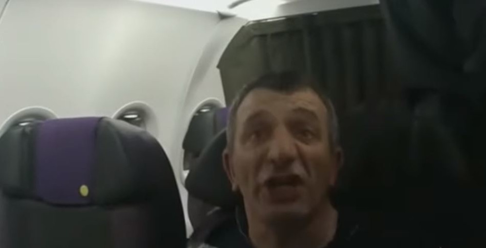 Divljao, urlao. Putnici smirivali muškarca, ali mu niko ništa nije mogao! Hteo da razgovara sa kapetanom, a onda je usledio haos! (VIDEO)