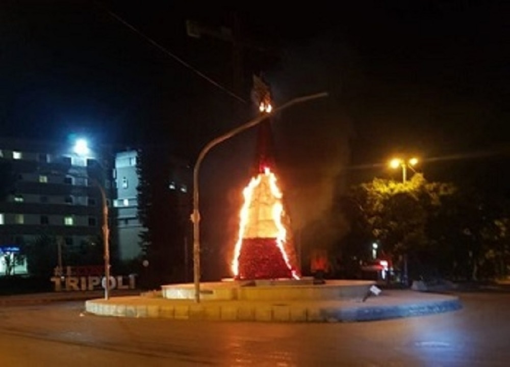 Zapaljena novogodišnja jelka na trgu