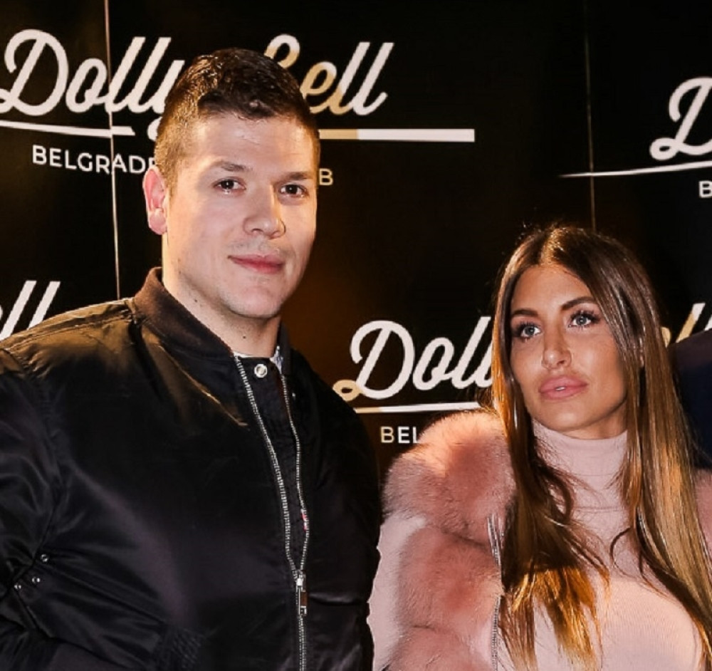 Slobu nova devojka nesmireno dodirivala i pohotno ljubila! Čitava estrada gledala samo u njih! (FOTO)