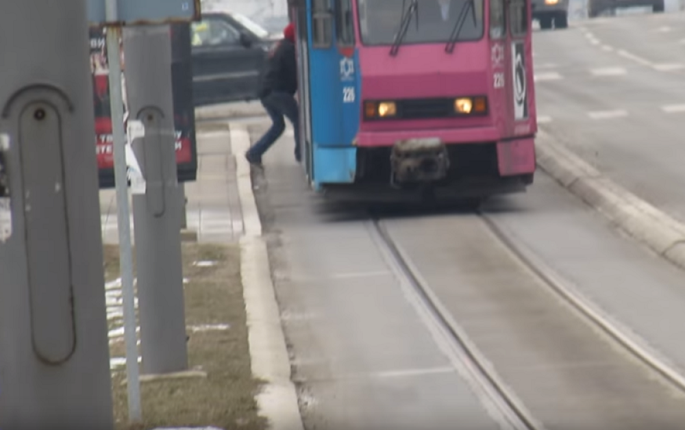 Putnik ostao zaglavljen na vratima tramvaja! Vozilo ga vuklo deset metara!