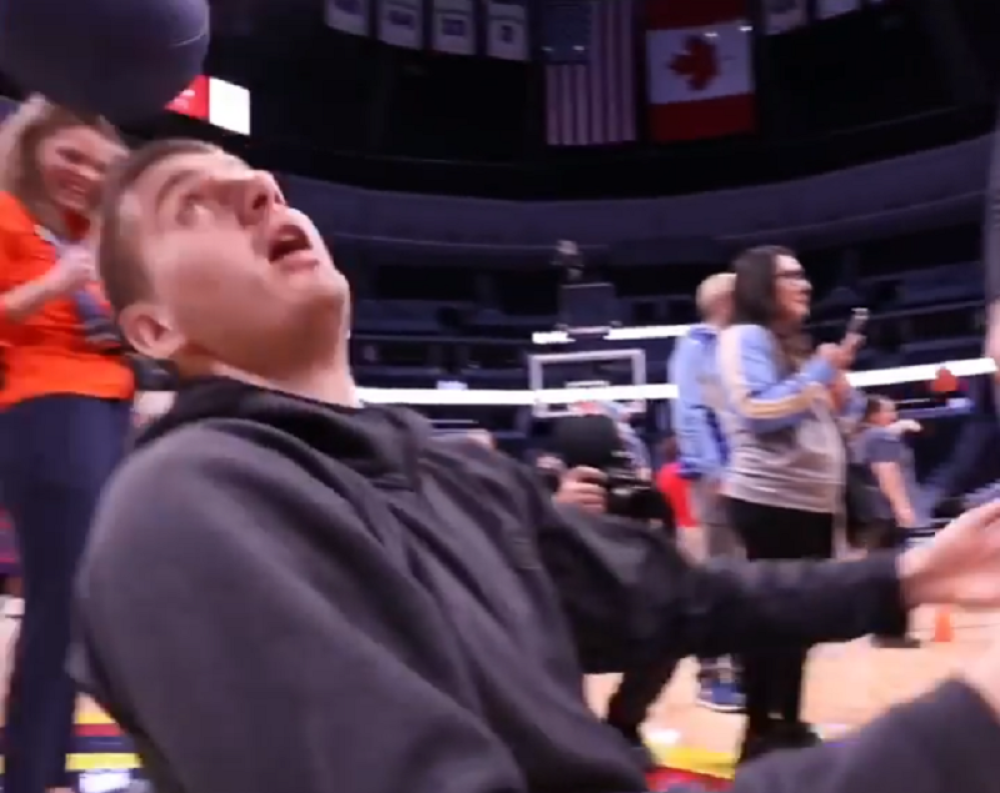 Dok se igrao sa malom devojčicom toliko ga je nadmašila u onome gde je najjači da je pao na leđa! Pokazao veliko srce! (VIDEO)