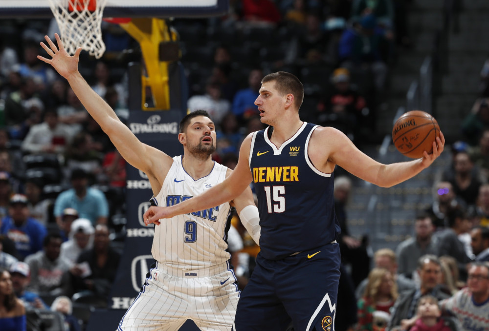 Jokić pozdravio Vučevića srpskim pozdravom, pa neprijatno iznenadio sve prisutne! (VIDEO)