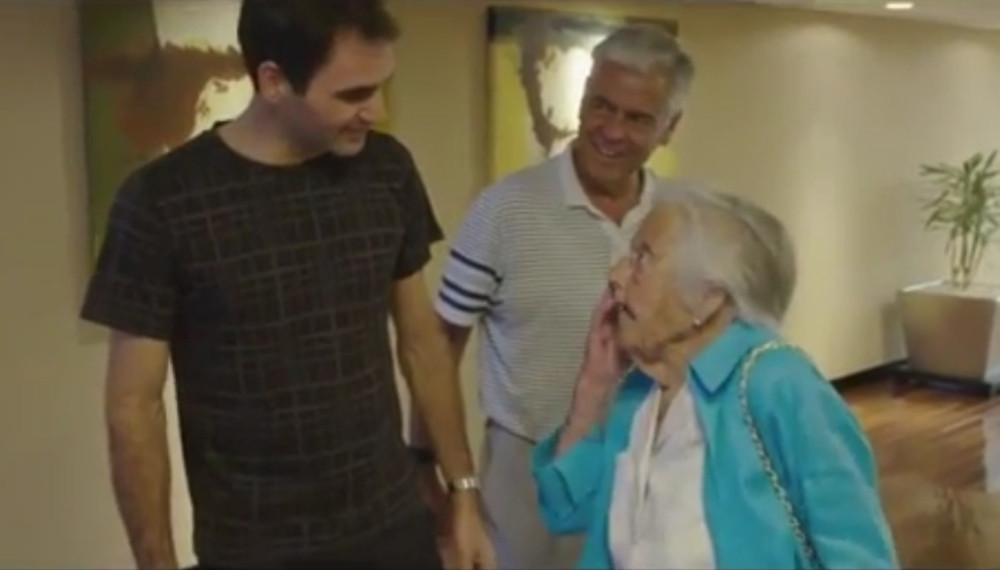 Ova bakica je najstariji Federerov navijač! Stala je u odbranu Švajcarca i žestokim rečima odgovorila na kritike! (VIDEO)