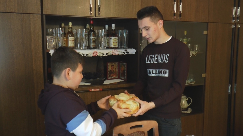 Ovako se proslavlja Nikoljdan u srcu Šumadije: Talovići u krugu najuže porodice lome slavski kolač (FOTO)