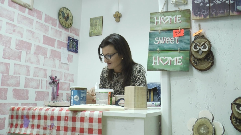 Ona svojim meštanima daje popuste na svako crveno slovo! Njene ruke prave unikatne poklone!