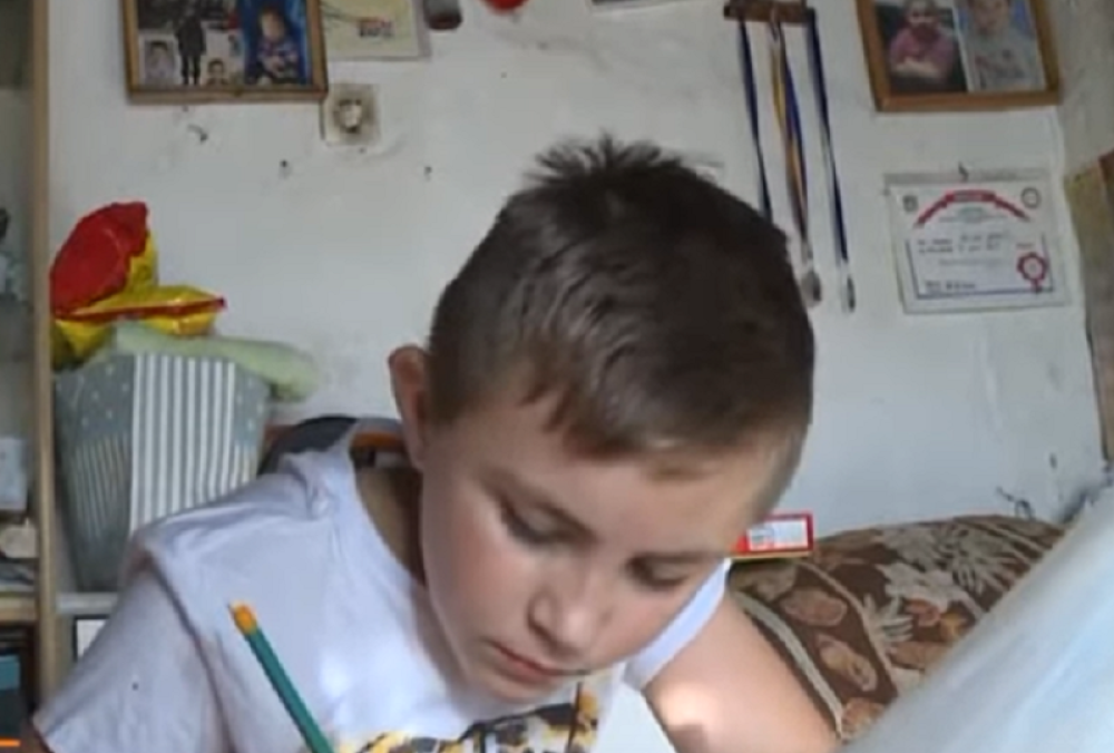 Majka ostavila malog Dejana (11) da živi bez vode i struje. Jedan njen postupak ga je najviše zaboleo! (VIDEO)