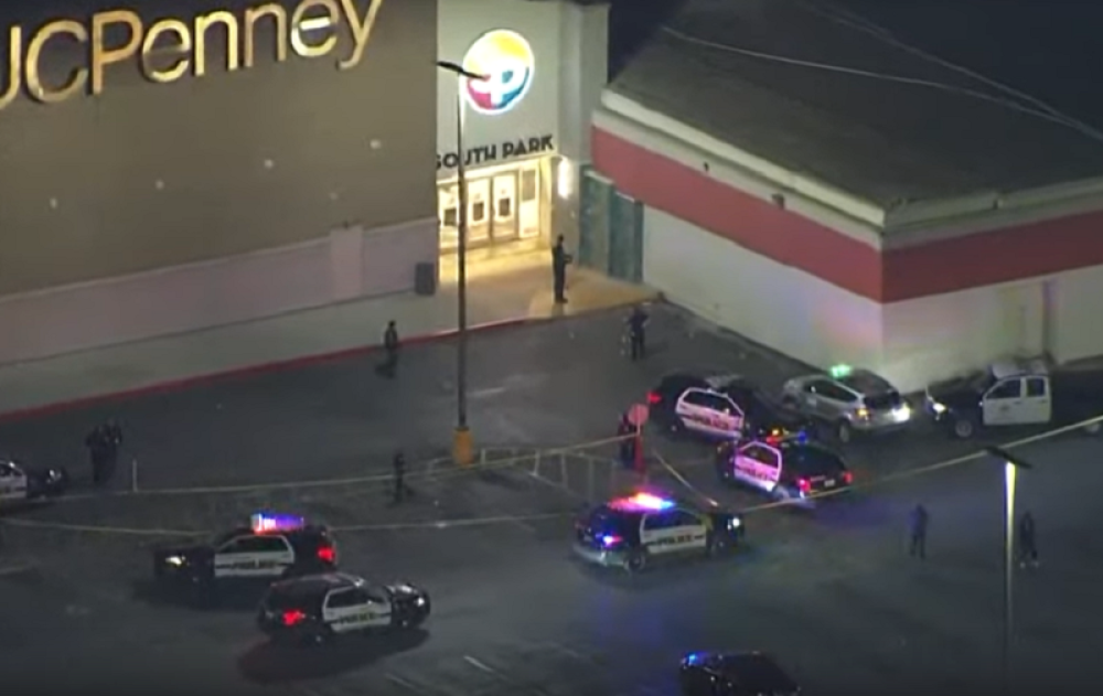 Trojica napadača pucala na prolaznike ispred tržnog centra! (VIDEO)