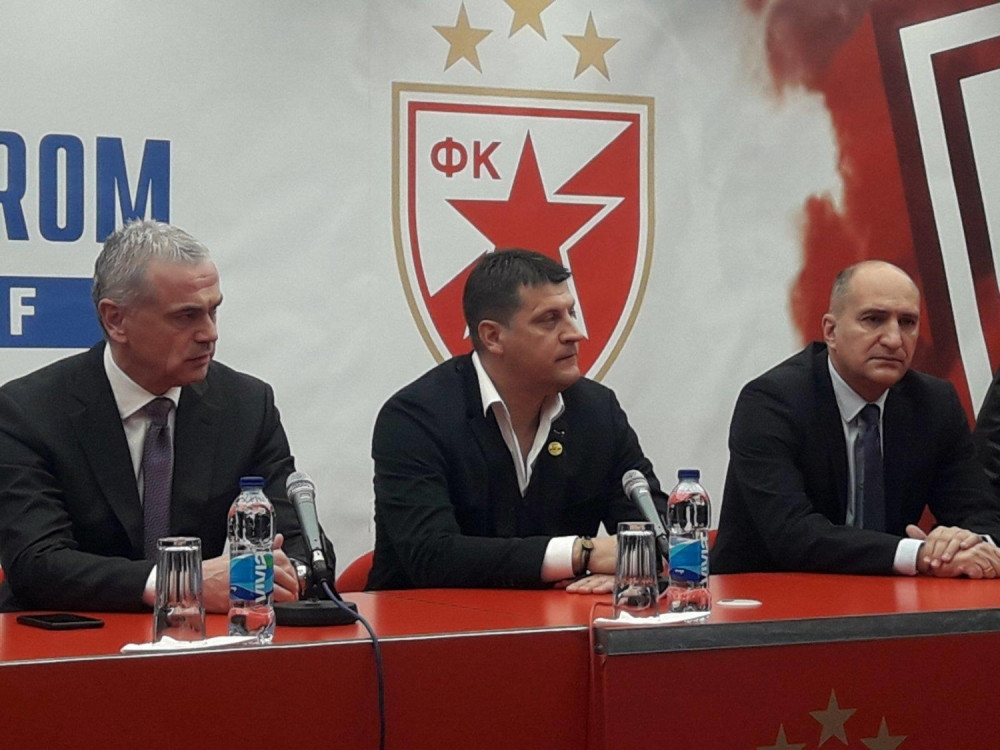 Mrkela se zahvalio Miloju, navijači mu doneli poklon! Njegove poslednje reči svim Zvezdašima su srceparajuće! (VIDEO)