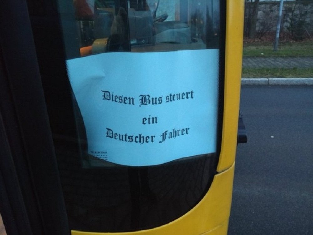 Zalepio na vratima poruku za Srbe! (FOTO)