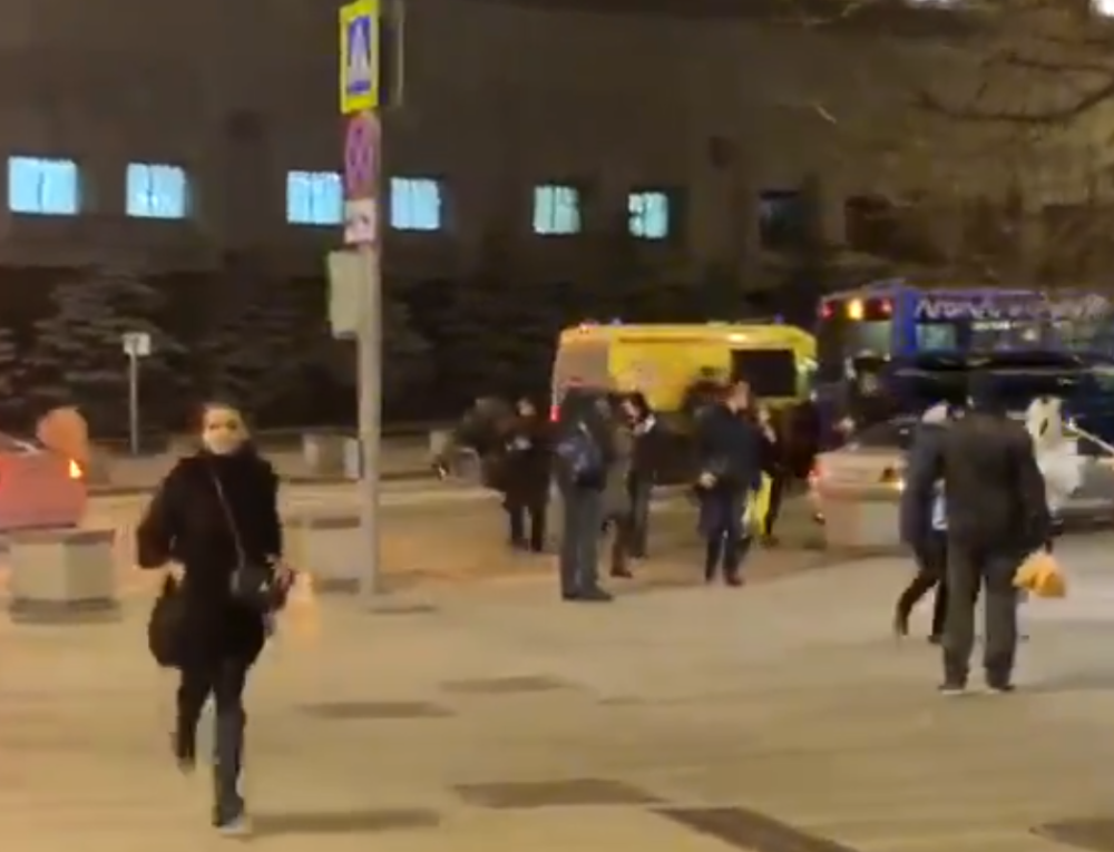 Žestoko pucanje u prodavnici, policija pokušava da "obori" napadača!