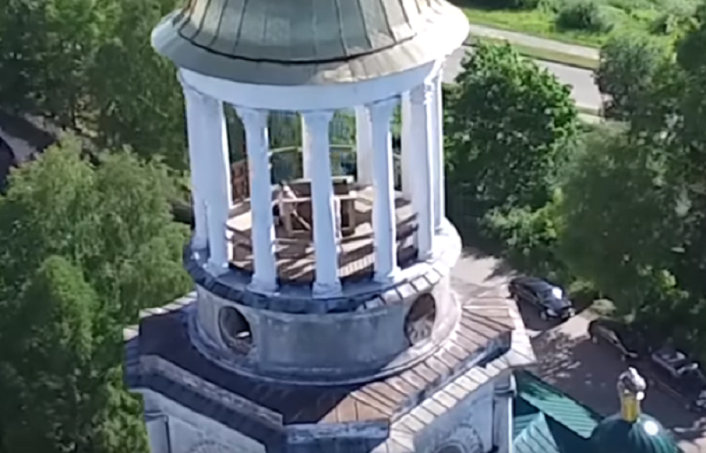 Uhvaćeni u sočnoj sceni na samom vrhu svetinje (VIDEO)