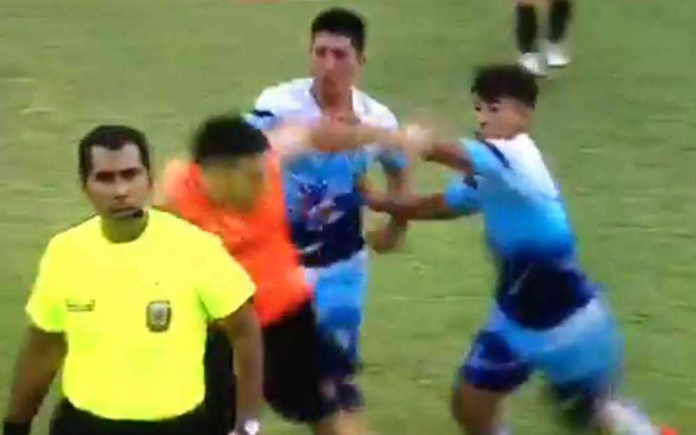 Pogibeljnim startom umalo osakatio rivala, usledila opšta tuča koja je zaprepastila svet (VIDEO)