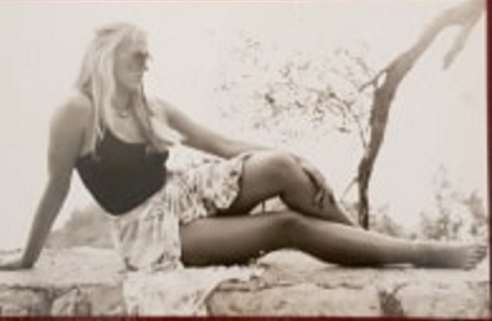 Prepoznajete li pevačicu sa slike? Žarila i palila Balkanom, a njena životna priča tera suza na oči (FOTO)