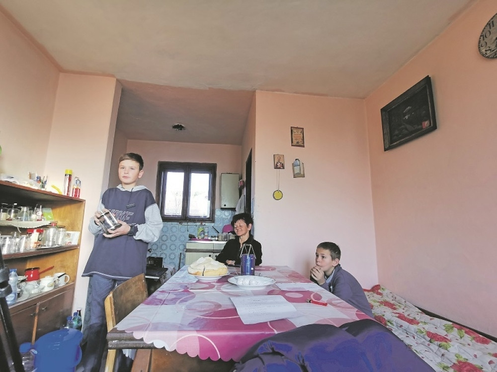 Dva dečaka u Čačku obeležila slavu bez struje i vode! Otac im umro od raka, a najstariji brat se ubio pre pet dana
