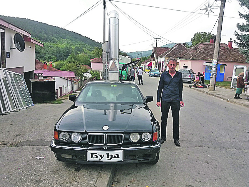 U gepeku je motorić pomoću kojeg se mangalo okreće, a peče se na ćumuru! (FOTO)