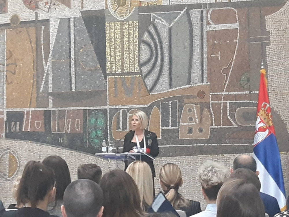 Na uručenju ugovora o radu kojem prisustvuje predsednik Vučić, svi gledaju samo u jednu ženu (FOTO)