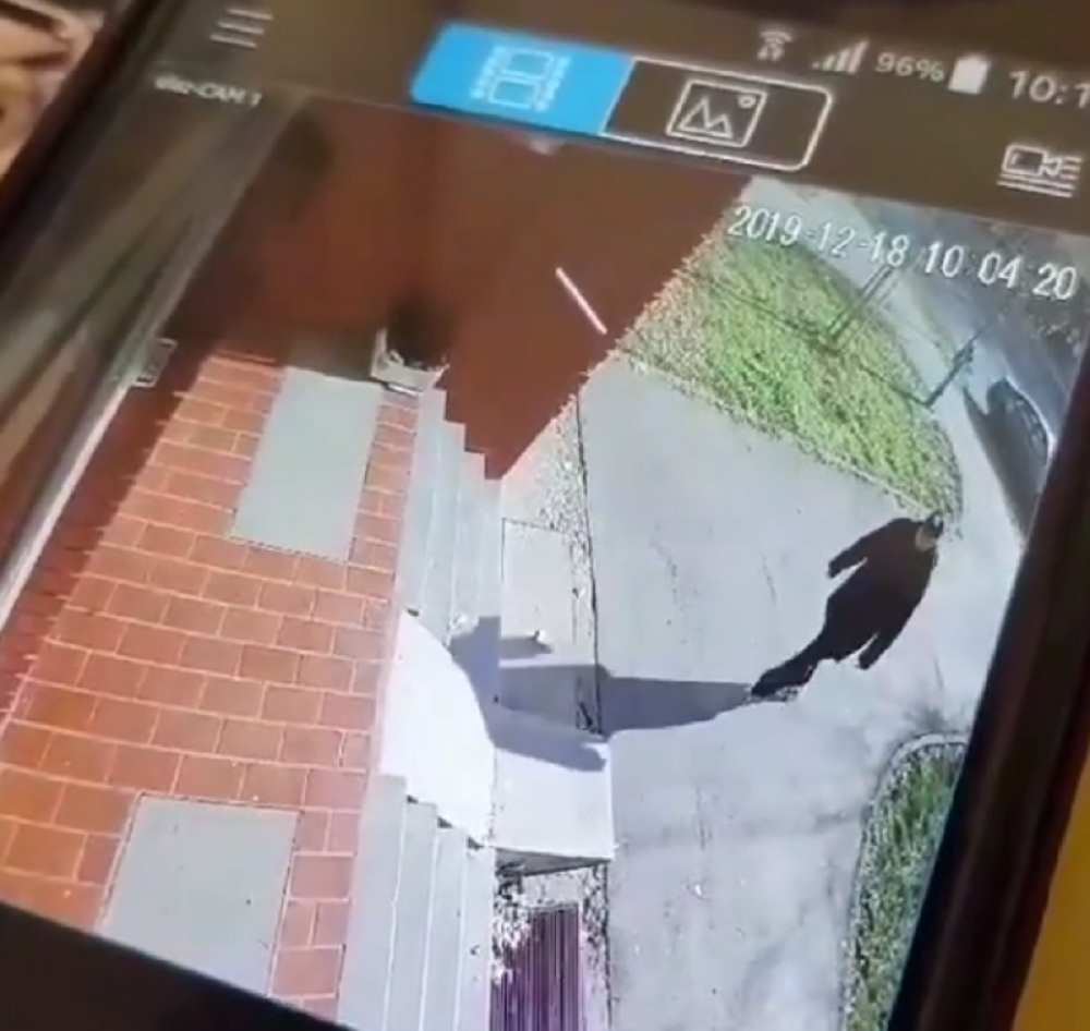 Muškarac u tamnoj jakni prilazi zgradi, a onda kreće šutiranje. Svi prestravljeni (VIDEO)