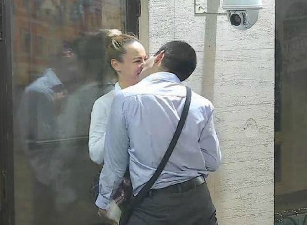 Dušan dohvatio Slađu u dvorištu, krenuo da je oblizuje i ljubi u usta, a onda...