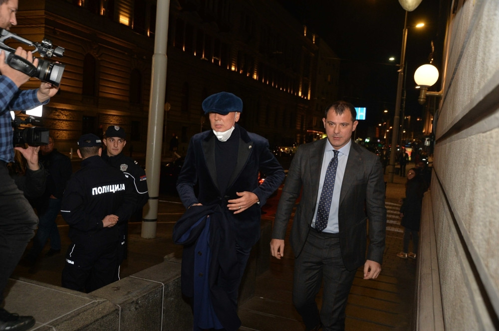 Legendarni as neprepoznatljiv sa maskom na licu! Dočekao ga Dejan Stanković! (FOTO/VIDEO)