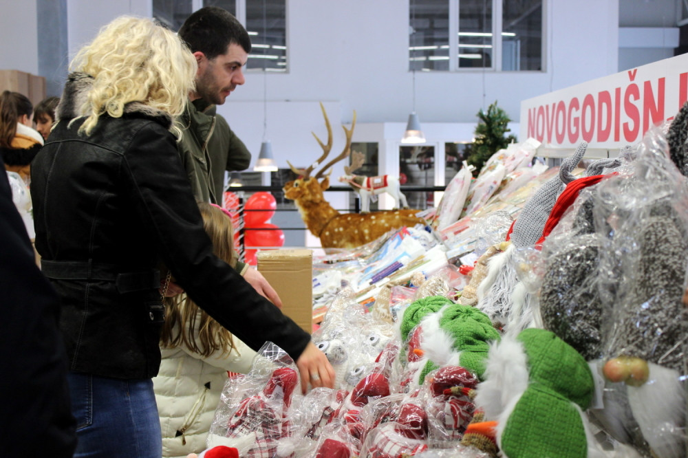 Žena ušla u market i namerno kašljala na hranu, to će je skupo koštati