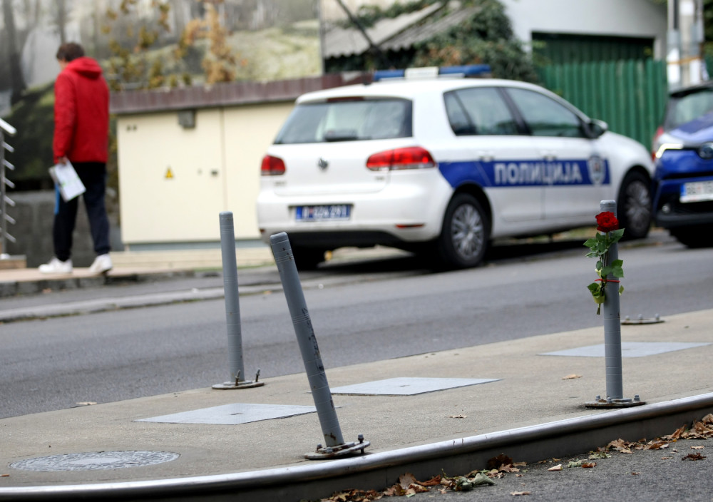 Pretio pištoljem, pokušao da iznudi novac, ali i da otme devojku!
