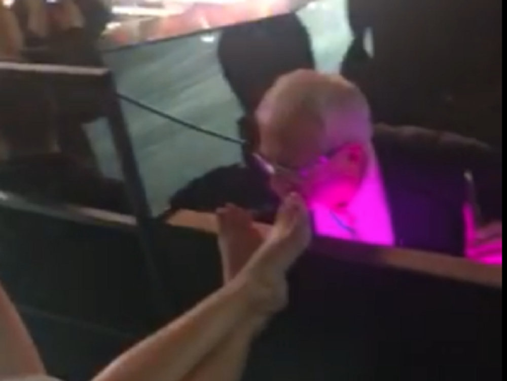 Era Ojdanić lizao i mirisao noge koleginici, a onda od smrada pao u nesvest