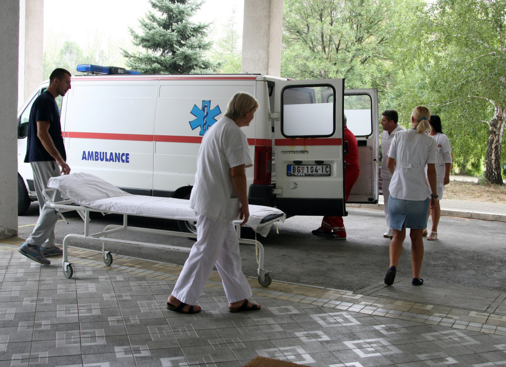 Lekari se bore ženi za život, 2 osobe ispale iz voza ruke!