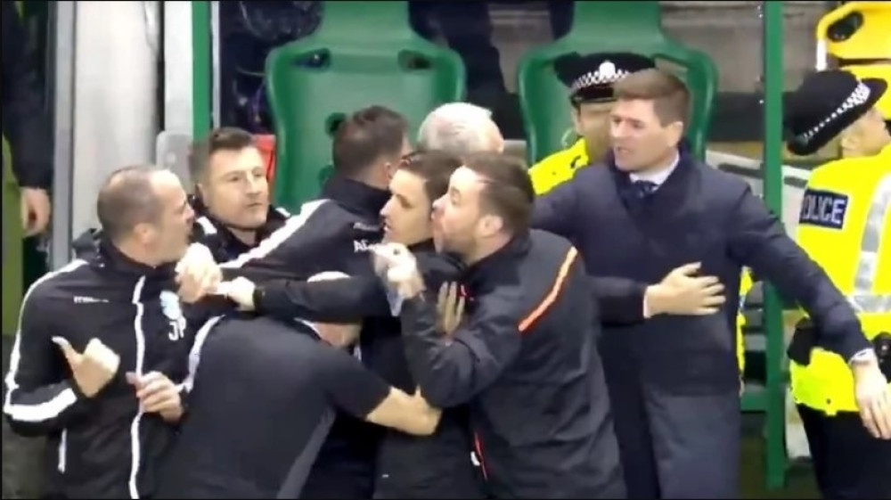 Džerard nikad ovako nije bio besan, a sve to zbog Hrvata! Pobile se obe klupe, letele flaše, totalni haos! (VIDEO)