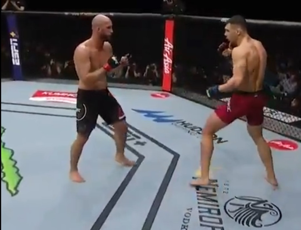 Naš borac pretukao rivala uprkos povredi! Okuražen sudijskom odlukom poručio Rakiću: " Napravio sam ti štetu koju ćeš pamtiti dugo!" (FOTO/VIDEO)