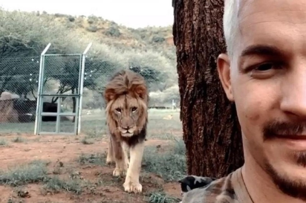 Šnajder sve vreme smešeći se snimao, a onda ga je svom silinom napao (VIDEO)