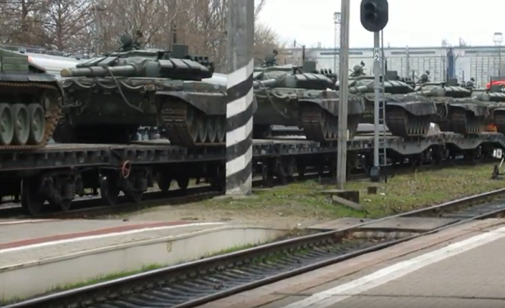 Ukrajinski vozovi krcati tenkovima i topovima jure za Donbas! (VIDEO)