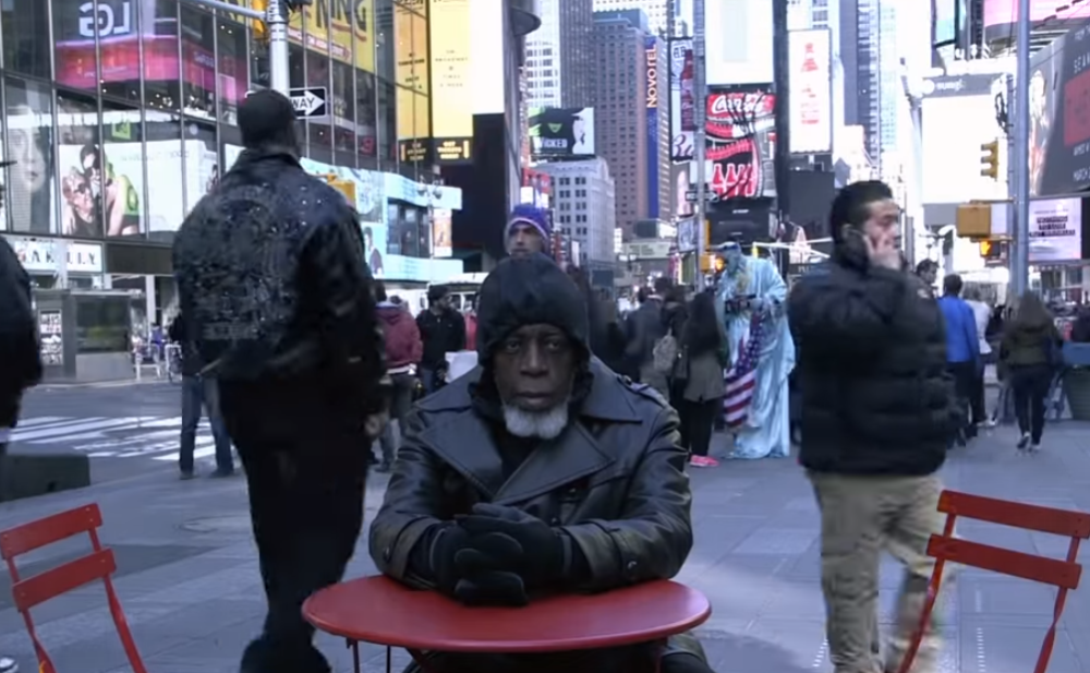 Muškarac je proveo 44 godine u zatvoru! Kada je izašao, šokirao se društvom, a najviše jednom stvari (VIDEO)