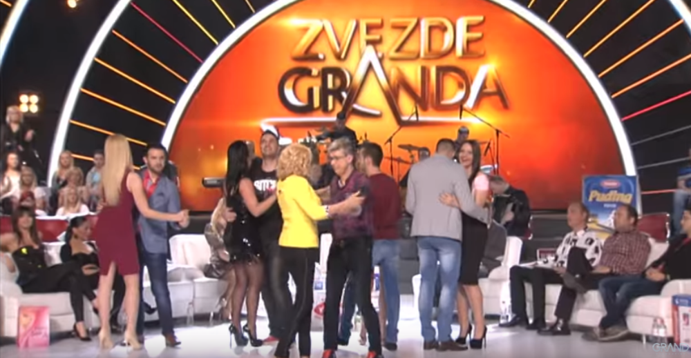 Dok se pola estrade raspada bez pomoći frizera, ove pevačice blistaju!