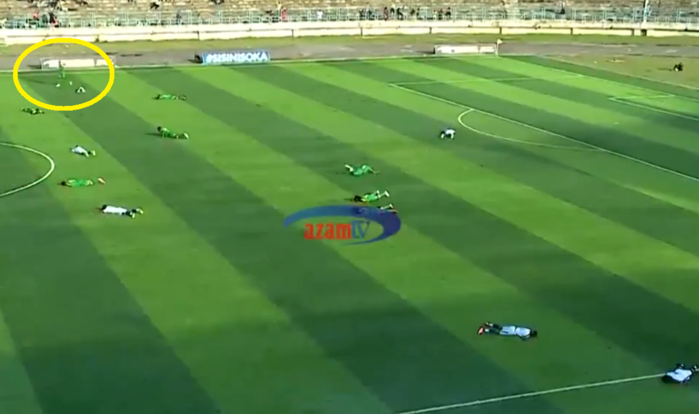 Fudbaleri popadali na tlo i bespomično ležali, gledaoci bežali sa tribina u nadi da će spasiti živu glavu, ovako nešto fudbal nije doživeo! (VIDEO)