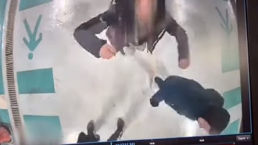 Čupali kamere iz čista mira, niko nije mogao da zaustavi besnilo mladića