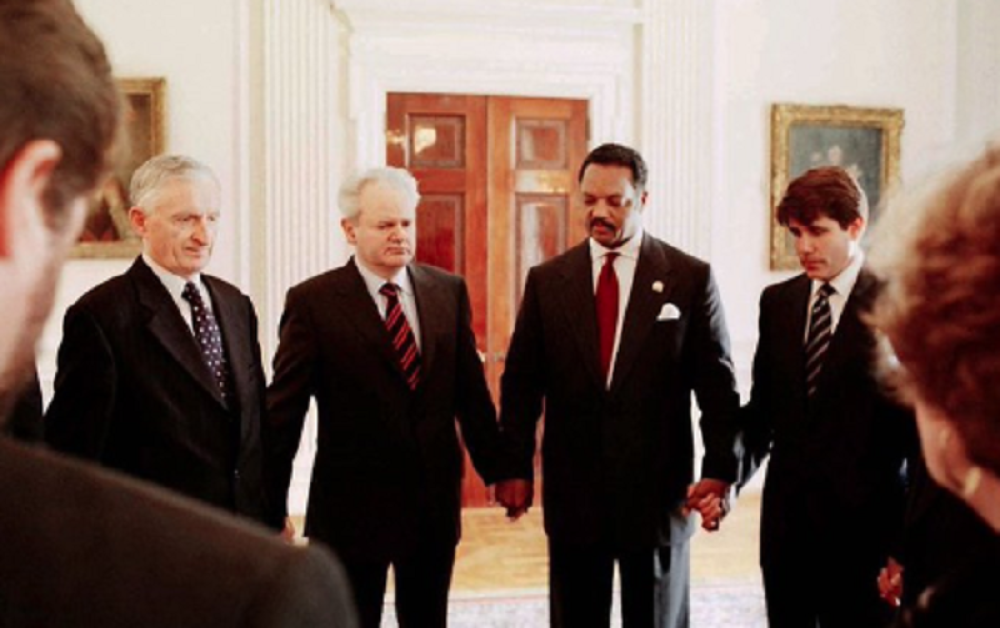 Milošević se sa Amerikancima tokom NATO bombardovanja molio "Žrtvom tri pešaka"