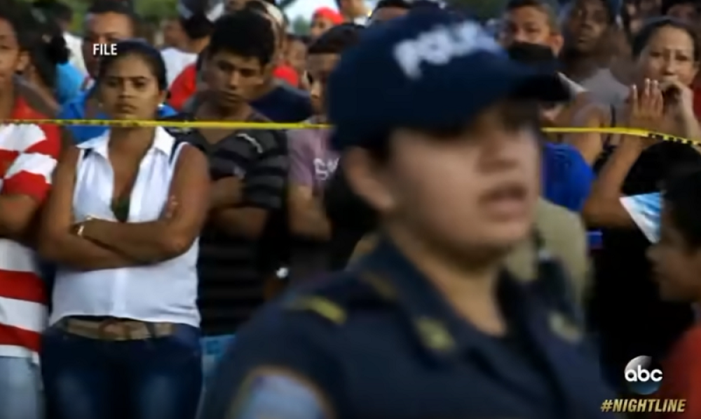 Noževima i mačetama seku sve pred sobom! Poslata vojska i policija, narod beži iz zemlje! (VIDEO)