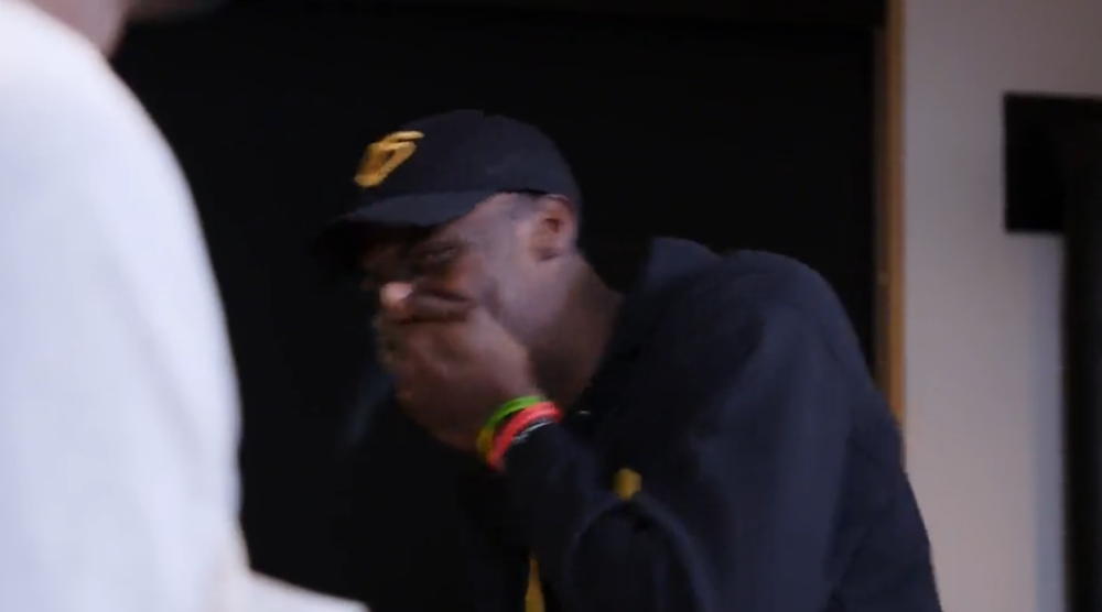 Pokušao je svim snagama da proguta najodvratniji deo ribe, ali na kraju je morao da učini nešto neminovno! Za sve je kriv saigrač (VIDEO)