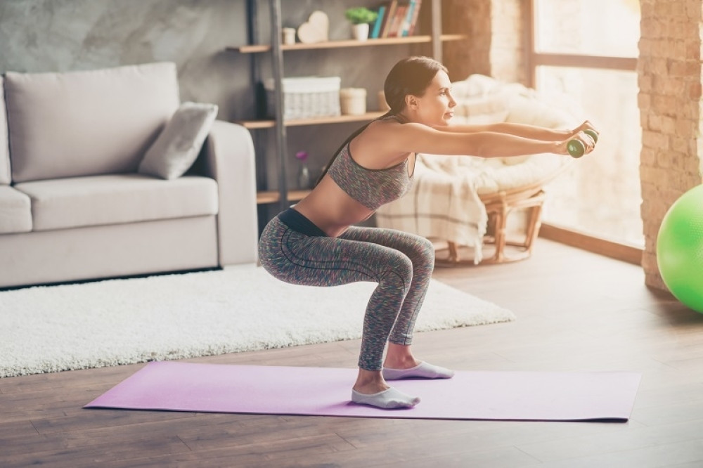 Vežbajte kod kuće: Petominutne vežbe koje će potpuno istopiti masne naslage (VIDEO)